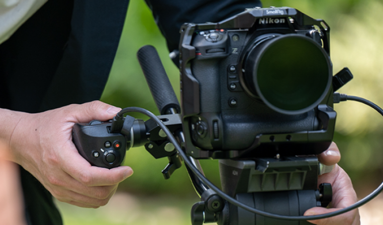 Przeznaczony dla aparatów zdalny uchwyt sterujący MC-N10 firmy Nikon