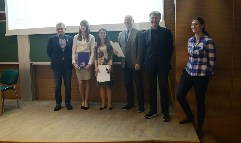 Druga od lewej strony: Oliwia Czuchra - laureatka II. miejsca w kategorii Zastosowania