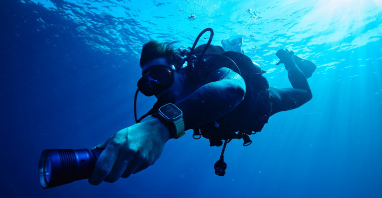 Odkrywanie głębin wodnych z aplikacją Oceanic+ i zegarkiem Watch Ultra firmy Apple