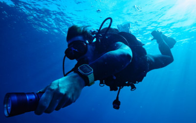 Odkrywanie głębin wodnych z aplikacją Oceanic+ i zegarkiem Watch Ultra firmy Apple
