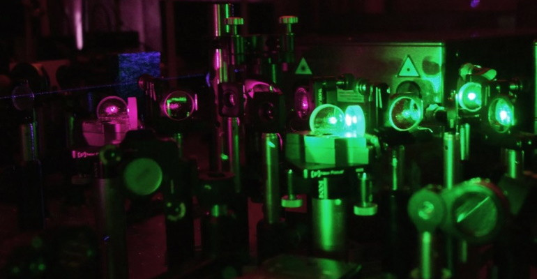 Stosowany do zapisu obrazów holograficznych 3D laser femtosekundowy