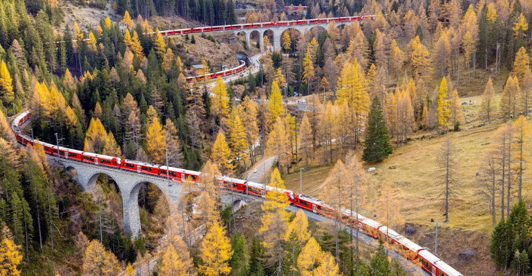 Najdłuższy, pasażerski pociąg elektryczny świata należący do Kolei Retyckich (RhB)