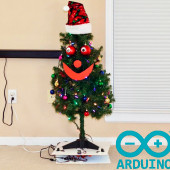 Choinka świąteczna obserwująca domowników