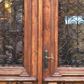 Mosiężny domofon cyfrowy do zabytkowej kamienicy od Radbit