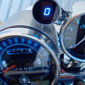 Uniwersalny wskaźnik włączonego biegu manualnej skrzyni biegów w motocyklu