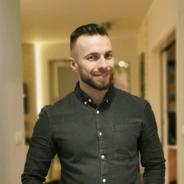 Pan Sławomir Tkacz - dyrektor handlowy w firmie Elhurt EMS