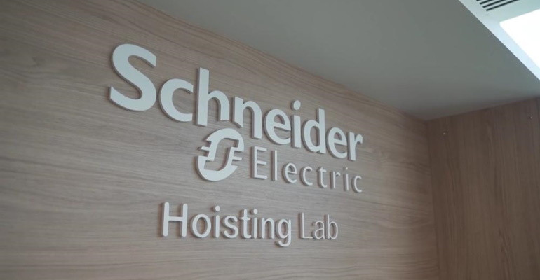 Widok na logo firmy Schneider Electric (na górze)