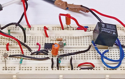 Układ automatycznego włączenia oświetlenia latarni ulicznej