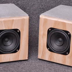 Wystarczy wmontować głośniki do kilku drewnianych płyt i przykleić je do betonowych bloków! System głośników CONCRETO