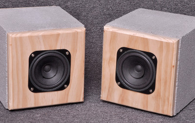 Wystarczy wmontować głośniki do kilku drewnianych płyt i przykleić je do betonowych bloków! System głośników CONCRETO