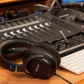 MDR-MV1: słuchawki firmy Sony z otwartym tyłem do reprodukcji dźwięku przestrzennego