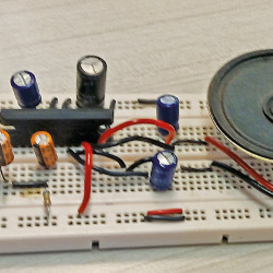 Prosty wzmacniacz audio z dwoma źródłami zasilania