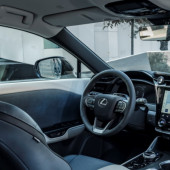 W jaki sposób wyciszono wnętrze samochodu elektrycznego RZ 450e firmy Lexus?