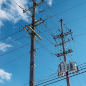 Opublikowany przez UKE kodeks dobrych praktyk w zakresie dostępu do słupów elektroenergetycznych