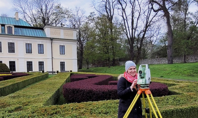 Mgr inż. Ewa Świerczyńska podczas prac inwentaryzacyjnych