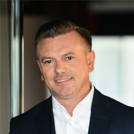 Pan Piotr Biały - dyrektor biura rozwoju sprzedaży i nowych technologii w firmie T-Mobile