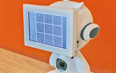 Zdumiewający robot sterowany głosem i potrafiący rozwiązać grę Sudoku