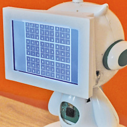 Zdumiewający robot sterowany głosem i potrafiący rozwiązać grę Sudoku