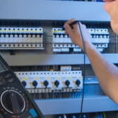 Zaciski wtykowe Push-In: szybsze i prostsze okablowanie, które obniża koszty eksploatacji