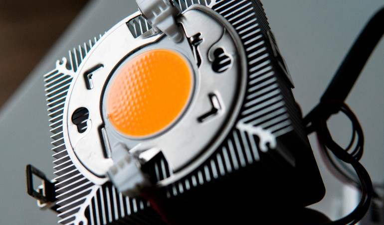 Charakteryzowanie diod elektroluminescencyjnych za pomocą analizatora odpowiedzi częstotliwościowej i liniowego iniektora