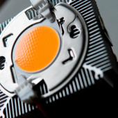 Charakteryzowanie diod elektroluminescencyjnych za pomocą analizatora odpowiedzi częstotliwościowej i liniowego iniektora