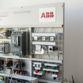 Firma ABB i Politechnika Wrocławska (PWr) - przemysł i edukacja na poziomie 4.0