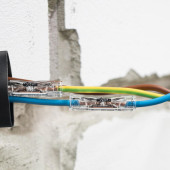 Firma WAGO prezentuje: przelotowe złączki instalacyjne 2773 Inline do przewodów sztywnych