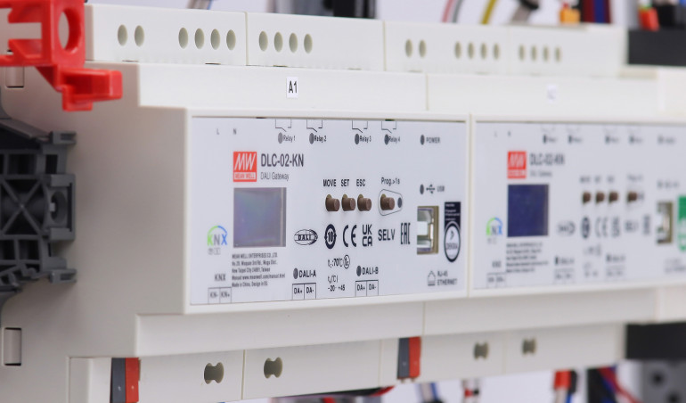 Przegląd metod regulacji jasności w zasilaczach LED MEAN WELL