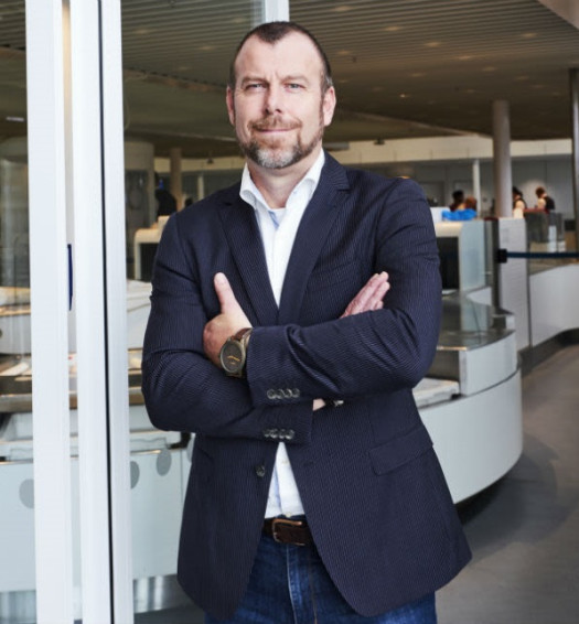 Pan Perry van Kan - nadzorca prac związanych z instalacją skanerów bezpieczeństwa R&S QPS201 na lotnisku Schiphol w Amsterdamie