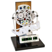 Ten zegar wykorzystuje toczącą się kulkę do odliczania sekund