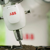 Niewielki, dwuramienny robot współpracujący YuMi firmy ABB pomaga w zalesianiu Amazonii