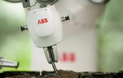 Niewielki, dwuramienny robot współpracujący YuMi firmy ABB pomaga w zalesianiu Amazonii