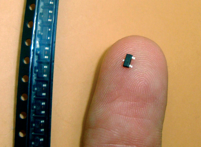 Fotografia 1. Tranzystor SMD w rzeczywistych wymiarach