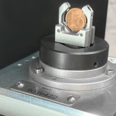 Mocowanie przedmiotów obrabianych jedną ręką dla stacji pomiarowej MarSurf CNC serii 1200 firmy Mahr