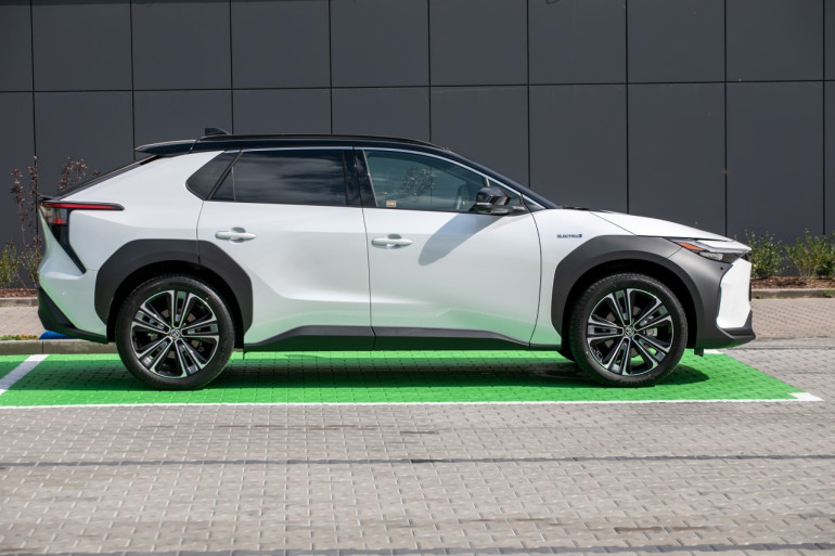 Dwunapędowy pojazd elektryczny bZ4X
