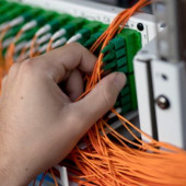 Firma Orange buduje światłowody razem z klientami