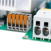 Złączki do płytek PCB - z dźwignią czy bez?