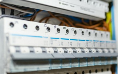 Różnice między bezpiecznikiem szybkim, a bezpiecznikiem zwłocznym