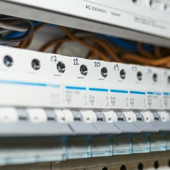 Różnice między bezpiecznikiem szybkim, a bezpiecznikiem zwłocznym