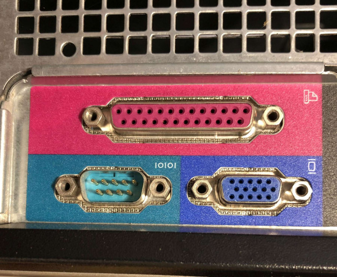 Rysunek 1 - Przykładowy fragment panelu tylnego komputera stacjonarnego