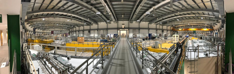 Zdjęcie panoramiczne z wejścia głównego do hali pomiarowej Diamond Light Source