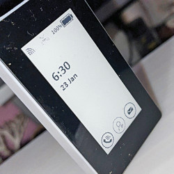 Pierwszy taki telefon, wielkości palca z ekranem dotykowym E-INK