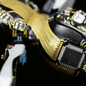 Trójwymiarowy ubiór wykonany z obwodów elektrycznych