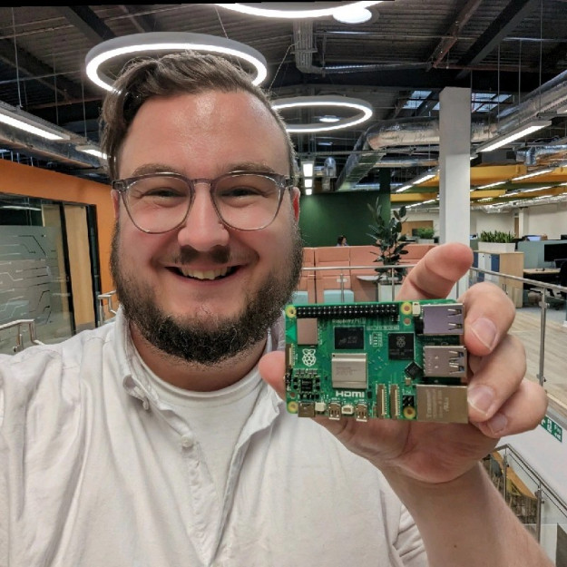 Pan Phil Hutchinson - pracujący dla portalu element14 Senior Specialist Community Programs