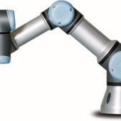 Montowany na stole roboczym robot współpracujący (kobot) UR3 firmy Universal Robots