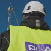 Jak Play stawia stacje bazowe?