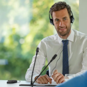 Nadajnik OMNEO firmy Bosch poszerza bezprzewodowy system dystrybucji tłumaczeń INTEGRUS