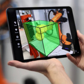 Najnowsze oprogramowanie KUKA.MixedReality tworzy czytelne wizualizację otoczenia modułów robotów