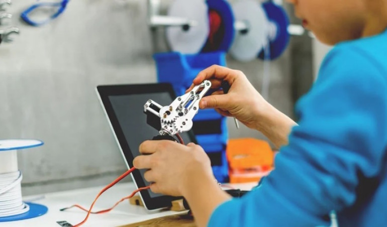 Niezwykle prosty projekt trójkołowego robota podążającego za światłem