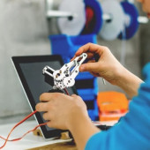 Niezwykle prosty projekt trójkołowego robota podążającego za światłem